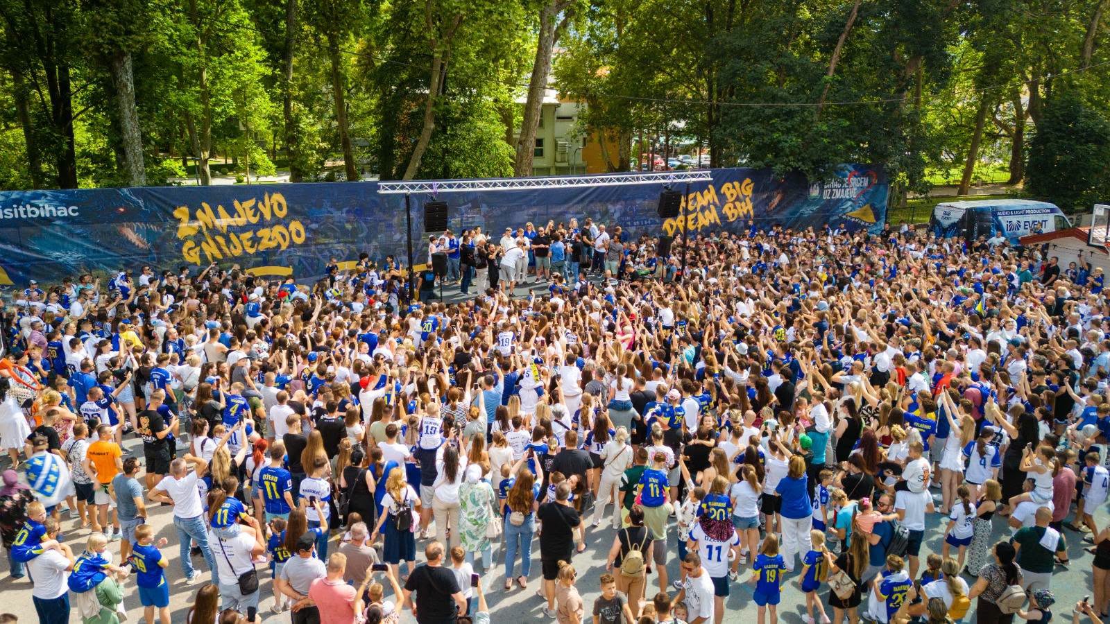 Zmajevi stigli kući: U Bihaću priređen nezaboravan doček Mahmiću i Maliću!