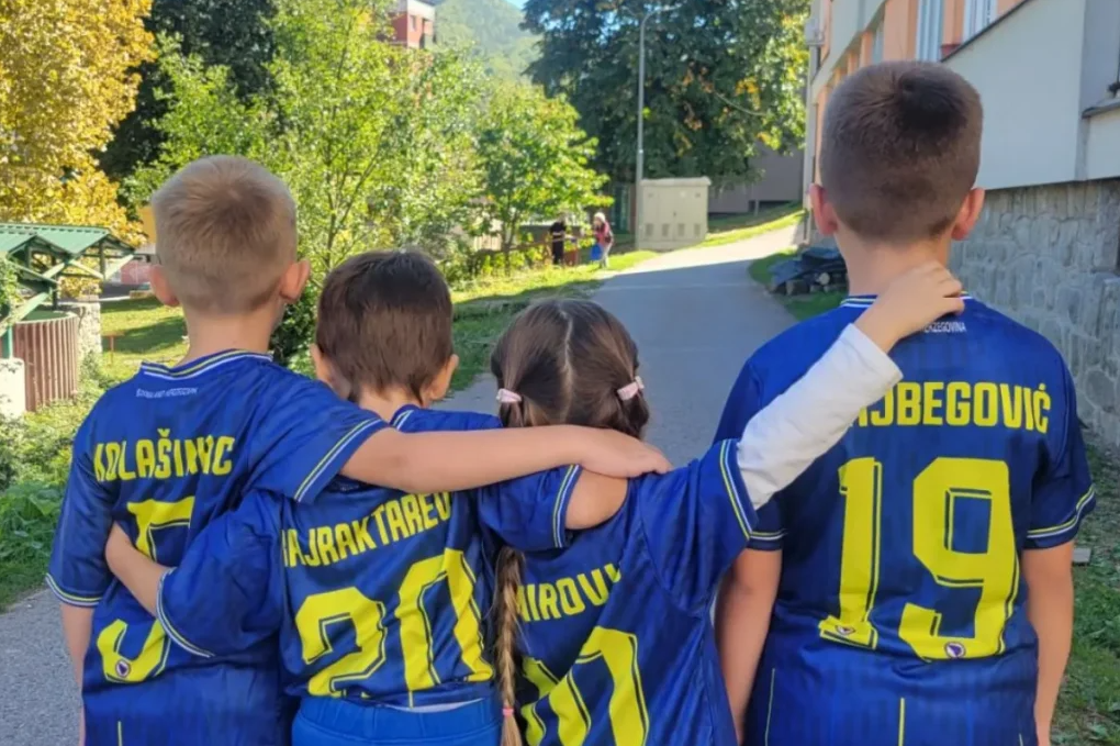 Iz Amerike stigao poseban poklon za djecu Srebrenice: Dobit će dresove BiH!