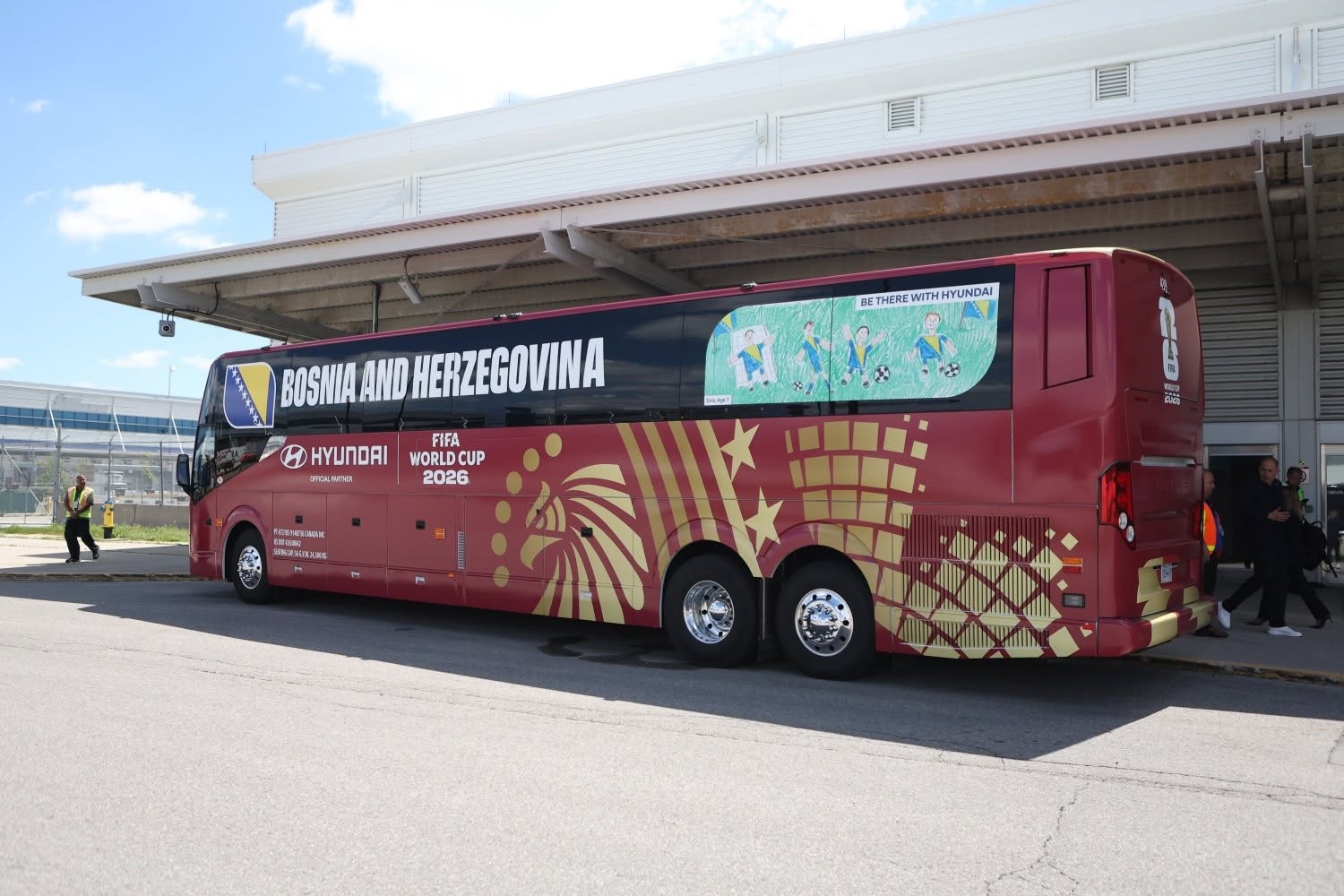Poseban doček za Zmajeve u Torontu: Autobus ukrašen crtežom sedmogodišnjeg Enisa!
