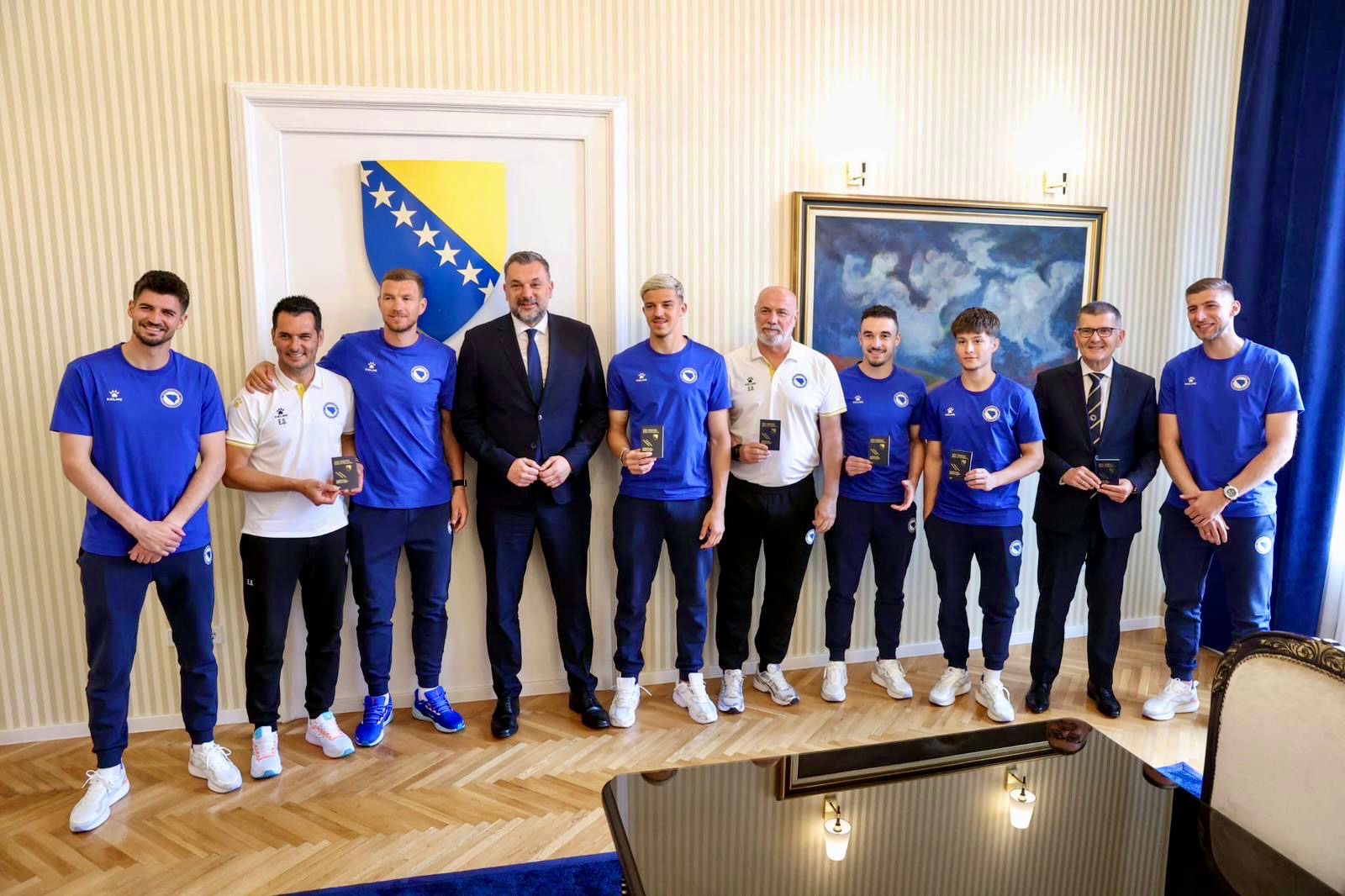Uručeni diplomatski pasoši reprezentativcima BiH!