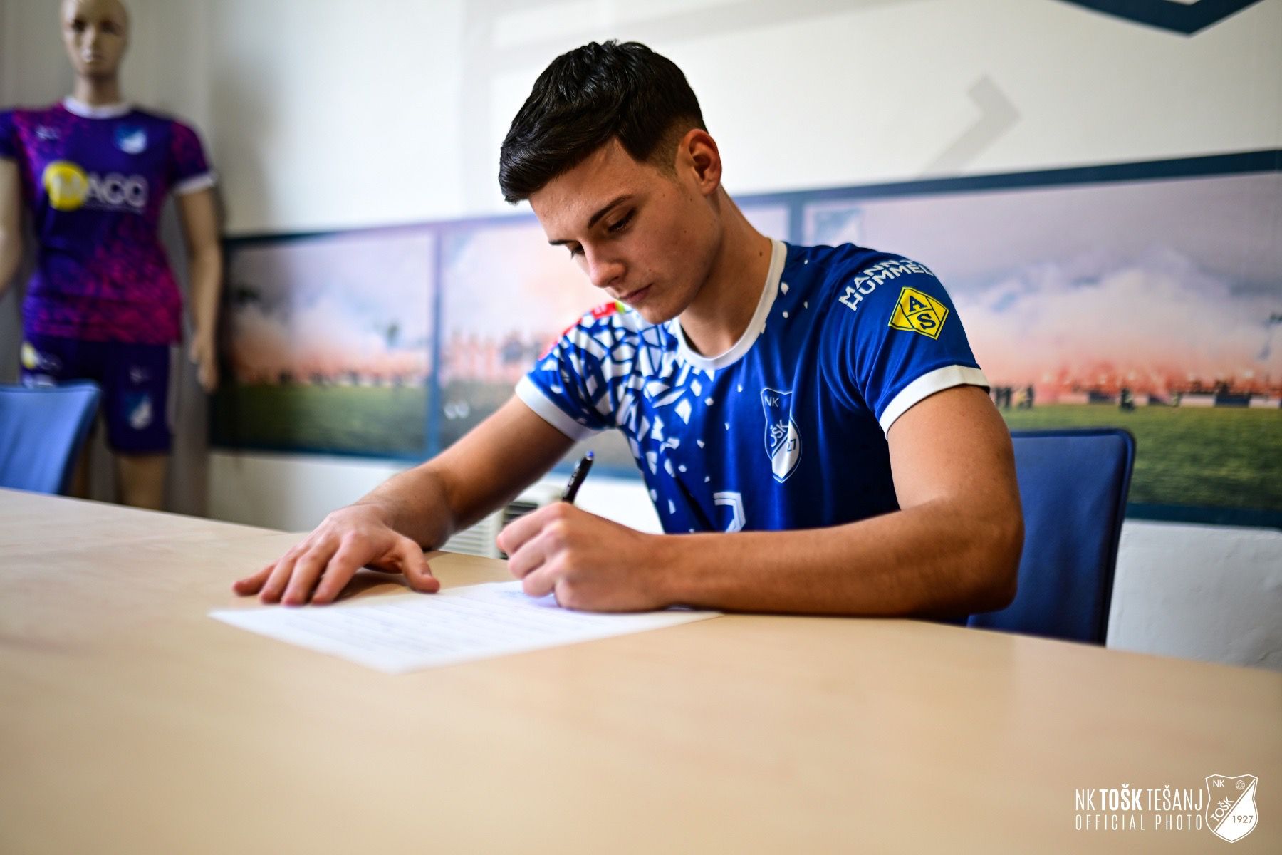 Historijski dan u Tešnju: TOŠK potpisao prvi profesionalni ugovor u historiji kluba!