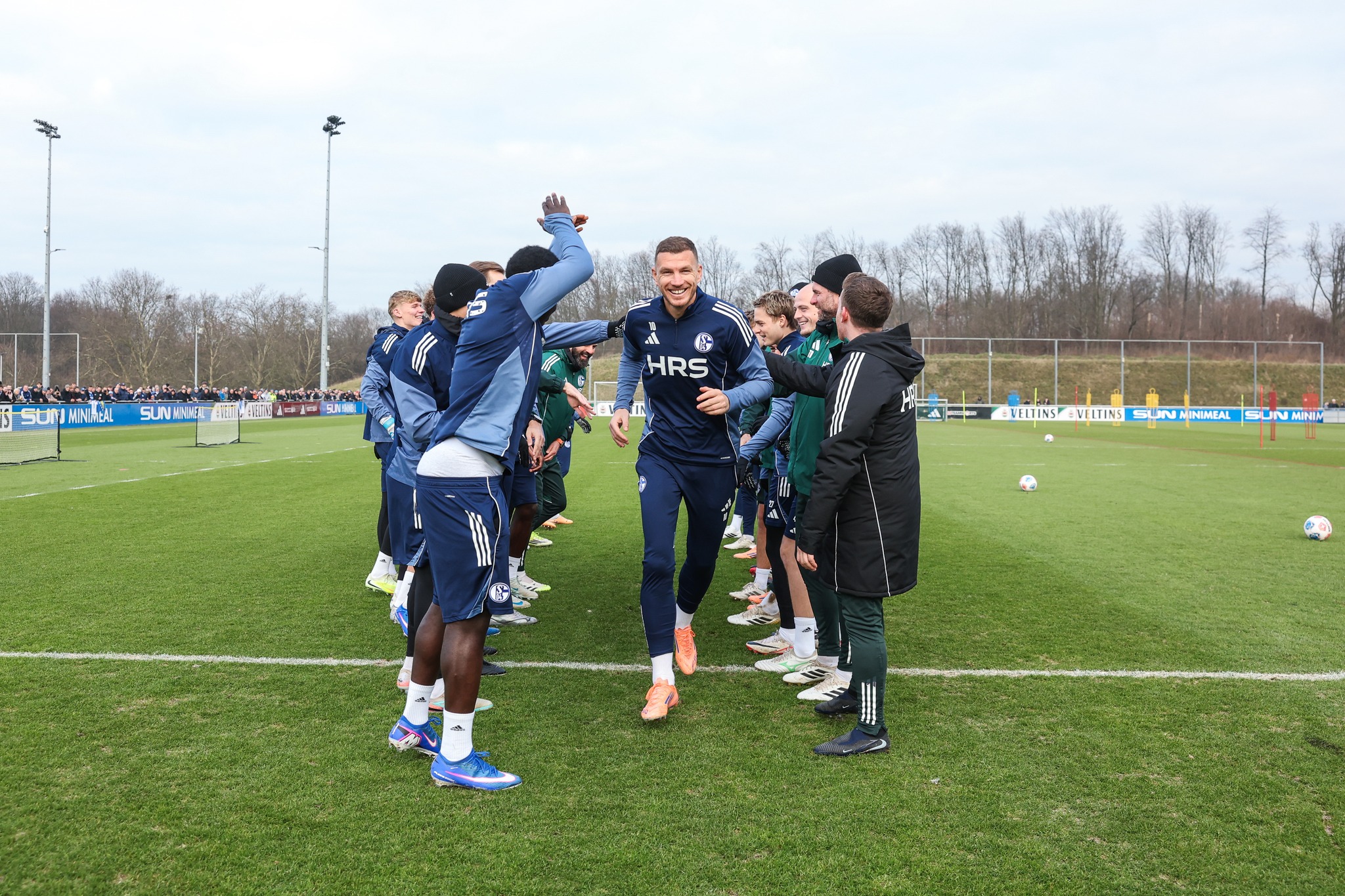 Otkriveno koliku platu Džeko ima u Schalkeu: Mnogi će se šokirati cifrom!